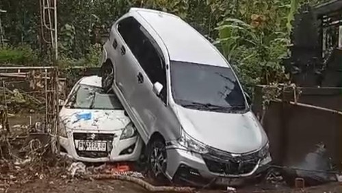 Kendaraan roda empat milik warga tersapu banjir di Perumahan Gria Batu Indah, Banjar Batu Sangian, Desa Gubug, Kecamatan Tabanan. (Istimewa)
