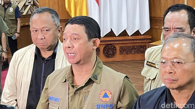 Kepala BNPB Letjen TNI Suharyanto bersama Gubernur Bali Wayan Koster seusai rapat koordinasi di Rumah Jabatan Gubernur Bali, Jayasabha, Denpasar, Rabu (10/9/2025). (Foto: Rizki Setyo/detikBali)