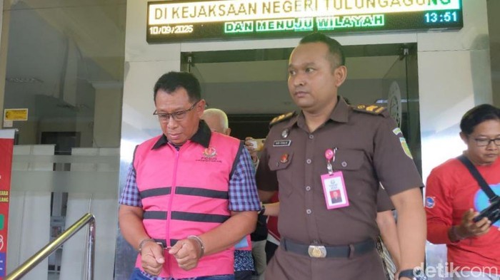 Kepala Desa dan Bendahara Desa Tanggung ditahan Kejari Tulungagung