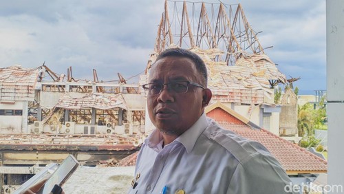 Kepala Dinas PUPR NTB Sadimin saat melihat kondisi gedung DPRD NTB, Rabu (10/9/2025). (Ahmad Viqi/detikBali).