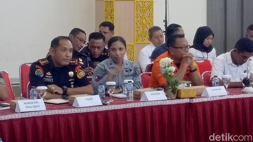 Kepala Stasiun Bakamla Kupang, Mayor Bakamla Yeanry M Olang (tengah), saat rapat bersama Tim Pora di Kantor Wilayah Kementerian Imigrasi NTT, Kupang, Rabu (10/9/2025). (Foto: Simon Selly/detikBali)