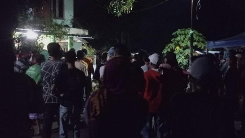 Kerumunan massa yang ingin menghakimi pembacok kadus hingga tewas di Desa Rasabou, Kecamatan Bolo, Kabupaten Bima, NTB, Selasa (9/9/2025) malam. (Dok. Polsek Bolo)