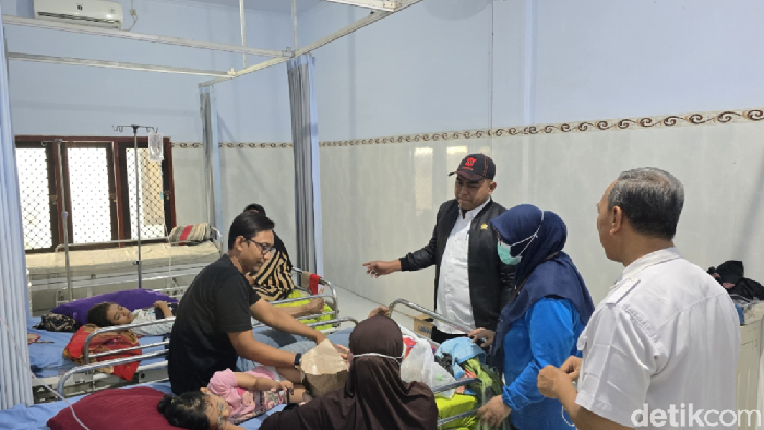 Ketua DPRD Pamekasan Saat kunjungi korban di Puskesmas Tlanakan.