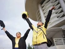 Kisah Haru Riri, Anak Pengemudi Ojol yang Lulus dari Undip dengan IPK 3,95