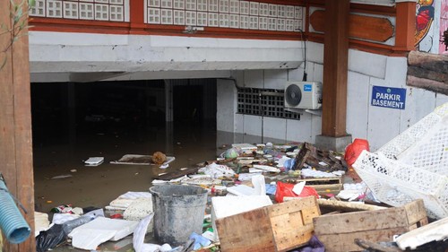 Kondisi parkir basement di sisi utara gedung Graha Yowana Suci terendam air, Kamis (10/9/2025). (Aryo Mahendro/detikBali)