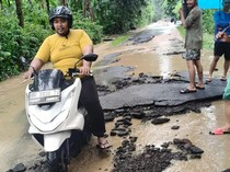 Jalanan di Karangasem Tertutup Longsor-Mengelupas Diguyur Hujan 2 Hari