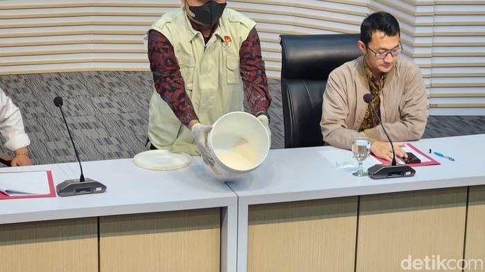 KPK telah menahan tiga orang tersangka terkait suap pengadaan katalis bensin di PT Pertamina Persero tahun anggaran 2012-2014. Ini wujud katalis bensin (Adrial A/detikcom)