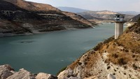 Tampilan udara Waduk Kouris yang mengering, menunjukkan betapa parahnya penurunan cadangan air di pulau Mediterania tersebut. Foto: REUTERS/Yiannis Kourtoglou