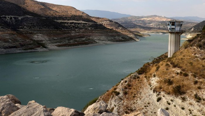 Krisis Air Memburuk, Siprus Andalkan Desalinasi untuk Bertahan dari Kekeringan An aerial view of Kouris reservoir, where a once-submerged Church is fully exposed, near Alassa village in Limassol, Cyprus August 26, 2025. REUTERS/Yiannis Kourtoglou