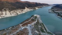 Pabrik desalinasi di tepi pantai Siprus beroperasi penuh, kini memasok sekitar 70% kebutuhan air minum penduduk. Desalinasi adalah proses menghilangkan kadar garam dan mineral lain dari air (umumnya air laut) untuk mengubahnya menjadi air tawar yang dapat dikonsumsi, digunakan untuk irigasi, atau keperluan industri. Foto: REUTERS/Yiannis Kourtoglou