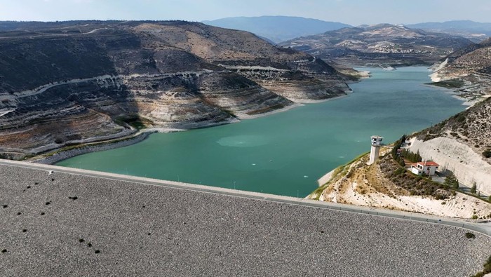 Krisis Air Memburuk, Siprus Andalkan Desalinasi untuk Bertahan dari Kekeringan An aerial view of Kouris reservoir, where a once-submerged Church is fully exposed, near Alassa village in Limassol, Cyprus August 26, 2025. REUTERS/Yiannis Kourtoglou