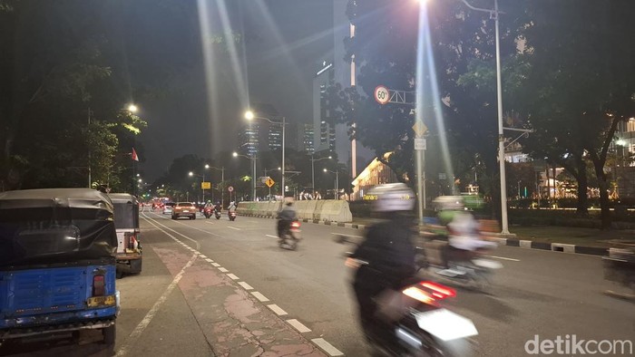 Lalu lintas Jalan Medan Merdeka Selatan sudah bisa dilintasi kendaraan.