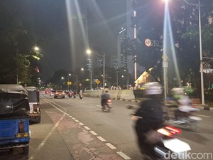 Demo Buruh-Ojol di Patung Kuda Bubar, Jalan Merdeka Selatan Kembali Normal