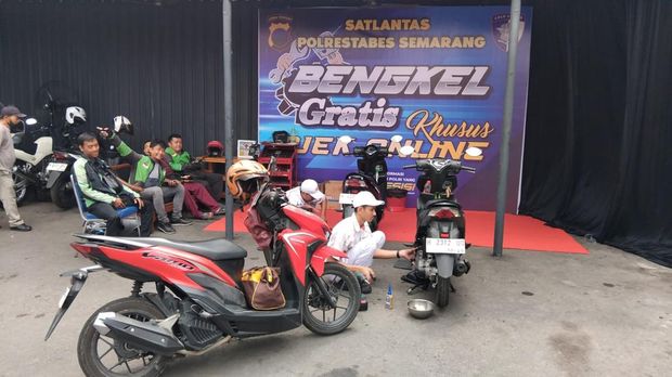 Layanan servis kendaraan gratis yang digelar Polrestabes Semarang untuk driver ojol di Simpang Lima Kota Semarang, Rabu (10/9/2025).