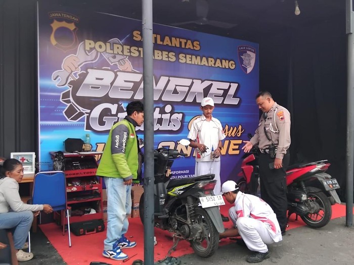 Layanan servis kendaraan gratis yang digelar Polrestabes Semarang untuk driver ojol di Simpang Lima Kota Semarang, Rabu (10/9/2025).