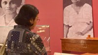 Sri Mulyani mengunjungi Museum Nasional saat long weekend pada Agustus 2025. Dia mencoba aplikasi Mengenal Paras Nusantara dan nonton pameran berjudul Sunting (dok. Instagram @smindrawati)