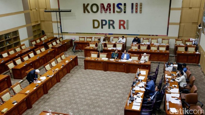 Calon Hakim Agung Triyono Martanto kembali mencoba peruntungannya dalam seleksi Hakim Agung yang digelar Komisi III DPR RI di Senayan, Rabu (10/9/2025). Ini menjadi kali kelima Triyono mengikuti fit and proper test untuk menduduki kursi hakim agung di Mahkamah Agung (MA).