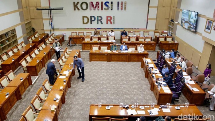 Calon Hakim Agung Triyono Martanto kembali mencoba peruntungannya dalam seleksi Hakim Agung yang digelar Komisi III DPR RI di Senayan, Rabu (10/9/2025). Ini menjadi kali kelima Triyono mengikuti fit and proper test untuk menduduki kursi hakim agung di Mahkamah Agung (MA).