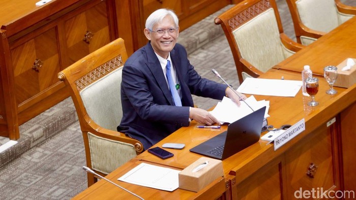 Calon Hakim Agung Triyono Martanto kembali mencoba peruntungannya dalam seleksi Hakim Agung yang digelar Komisi III DPR RI di Senayan, Rabu (10/9/2025). Ini menjadi kali kelima Triyono mengikuti fit and proper test untuk menduduki kursi hakim agung di Mahkamah Agung (MA).