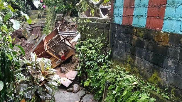 Longsor terjadi di sebelah rumah warga di Banjar Bajera Tengah, Desa Bajera, Kecamatan Selemadeg, Tabanan. (Istimewa)