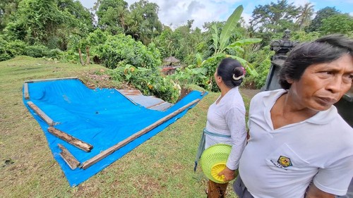 Lubang di Setra Desa Adat Bongan, Tabanan, ditutupi terpal agar tidak mencolok setelah tergerus air hujan. Beberapa jenazah yang masih terbungkus terlihat. (Istimewa)