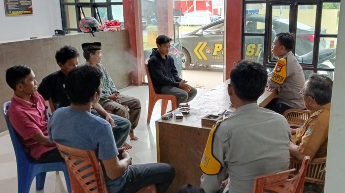Pemuda berinisial BR (21) di Kabupaten Mamuju, Sulawesi Barat (Sulbar) ditangkap gegara membakar rumah Kepala Lingkungan Mamunyu, Hendrawan.