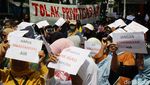 Massa Geruduk DPRD Jakarta Tolak Privatisasi PAM Jaya