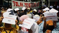 Para pengunjuk rasa menilai, jika PAM Jaya berubah menjadi perseroan, harga air berpotensi naik dan akses bagi masyarakat kecil akan semakin terbatas. Karena itu, mereka mendesak DPRD untuk menolak rencana tersebut dan mempertahankan PAM Jaya tetap sebagai Perumda.
