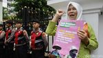 Massa Geruduk DPRD Jakarta Tolak Privatisasi PAM Jaya