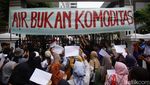 Massa Geruduk DPRD Jakarta Tolak Privatisasi PAM Jaya