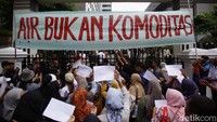Aksi berlangsung tertib. Sebanyak 10 orang perwakilan massa diterima oleh pihak DPRD DKI Jakarta untuk beraudiensi dan menyampaikan tuntutan mereka secara langsung.