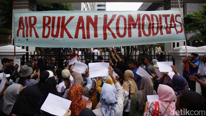 Ratusan peserta aksi yang tergabung dalam Jaringan Rakyat Miskin Kota (JRMK) dan Urban Poor Consortium (UPC) menggelar unjuk rasa di depan Gedung DPRD DKI Jakarta, Jalan Kebon Sirih, Rabu (10/9/2025). Mereka menolak rencana privatisasi PAM Jaya yang dianggap merugikan kepentingan masyarakat.