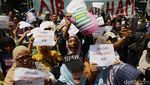 Massa Geruduk DPRD Jakarta Tolak Privatisasi PAM Jaya