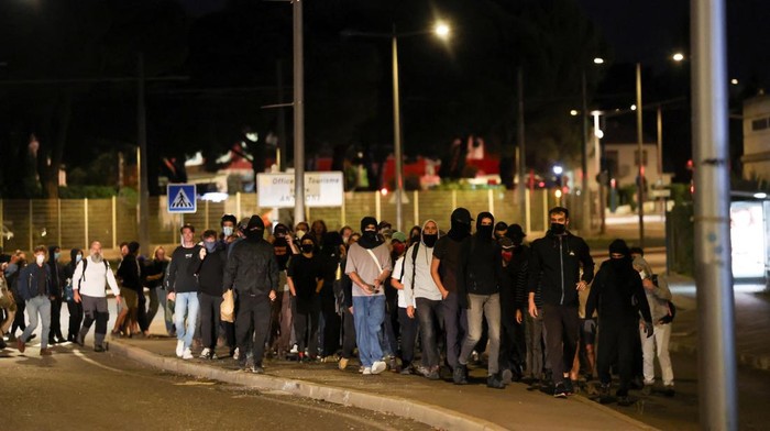 Massa Turun ke Jalan, Prancis Diguncang Aksi βBlokir Semuanyaβ Prancis kembali diguncang gelombang protes besar-besaran. Ribuan orang turun ke jalan pada Rabu (10/9/2025) dalam aksi yang disebut βBloquons Toutβ atau βBlokir Semuanyaβ. Gerakan akar rumput ini menyerukan penghentian aktivitas sehari penuh dengan memblokade jalan raya, bundaran, hingga akses vital di berbagai kota. REUTERS/Manon Cruz