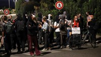 Orang-orang berkumpul di bundaran untuk mulai memblokir lalu lintas di Pres dArenes di Montpellier, sebagai bagian dari gerakan protes akar rumput yang disebut Bloquons Tout (Mari Kita Blokir Semuanya) yang menyerukan gangguan sepanjang hari di seluruh negeri, Prancis, Rabu (10/9/2025). REUTERS/Manon Cruz