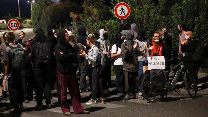 Massa Turun ke Jalan, Prancis Diguncang Aksi βBlokir Semuanyaβ Prancis kembali diguncang gelombang protes besar-besaran. Ribuan orang turun ke jalan pada Rabu (10/9/2025) dalam aksi yang disebut βBloquons Toutβ atau βBlokir Semuanyaβ. Gerakan akar rumput ini menyerukan penghentian aktivitas sehari penuh dengan memblokade jalan raya, bundaran, hingga akses vital di berbagai kota. REUTERS/Manon Cruz