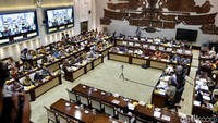 Rapat perdana ini menjadi ajang perkenalan sekaligus penegasan gaya kepemimpinan Purbaya di Kemenkeu. Kehadirannya bersama tiga Wamenkeu menandai langkah awal koordinasi dengan DPR dalam merumuskan arah kebijakan fiskal untuk tahun mendatang.
