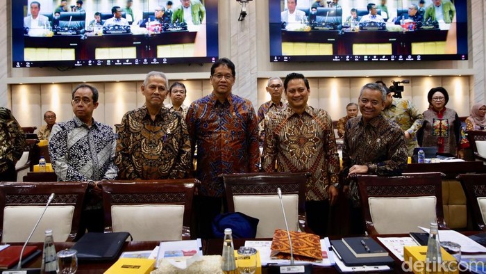 Menteri Keuangan Purbaya Yudhi Sadewa menjalani rapat perdana bersama Komisi XI DPR RI di Jakarta, Rabu (10/9/2025). Didampingi tiga Wakil Menteri Keuangan, yakni Thomas Djiwandono, Suahasil Nazara, dan Anggito Abimanyu, Purbaya memaparkan rencana kerja serta anggaran Kementerian Keuangan tahun 2026.