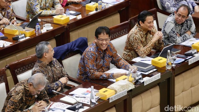 Menteri Keuangan Purbaya Yudhi Sadewa menjalani rapat perdana bersama Komisi XI DPR RI di Jakarta, Rabu (10/9/2025). Didampingi tiga Wakil Menteri Keuangan, yakni Thomas Djiwandono, Suahasil Nazara, dan Anggito Abimanyu, Purbaya memaparkan rencana kerja serta anggaran Kementerian Keuangan tahun 2026.