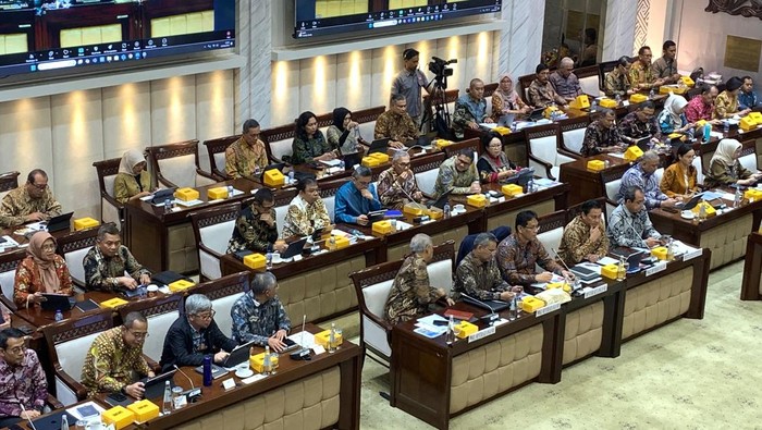 Menkeu Purbaya rapat di Komisi XI DPR