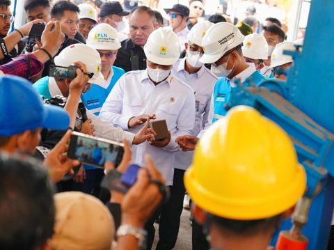 Menteri Imipas Agus Andrianto meninjau lokasi Balai Latihan Kerja (BLK) Pengolahan FABA menjadi material bangunan, Kawasan Nusakambangan, Cilacap, Jateng (10/9/2025).