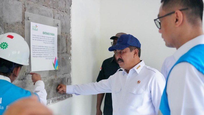 Menteri Imipas Agus Andrianto meninjau lokasi Balai Latihan Kerja (BLK) Pengolahan FABA menjadi material bangunan, Kawasan Nusakambangan, Cilacap, Jateng (10/9/2025).