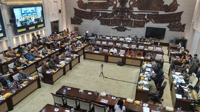 Menteri Keuangan RI, Purbaya Yudhi Sadewa melaksanakan rapat  kerja perdana dengan Komisi XI DPR RI. (Dwi Rahmawati/detikcom)