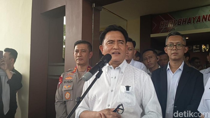 Menteri Koordinator Bidang Hukum, HAM, Imigrasi, dan Pemasyarakatan (Menko Kumham Imipas) Yusril Ihza Mahendra saat konferensi pers di Mapolda Sulsel.