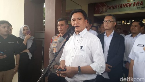 Menteri Koordinator Bidang Hukum, HAM, Imigrasi, dan Pemasyarakatan Yusril Ihza Mahendra saat konferensi pers di Mapolda Sulsel.