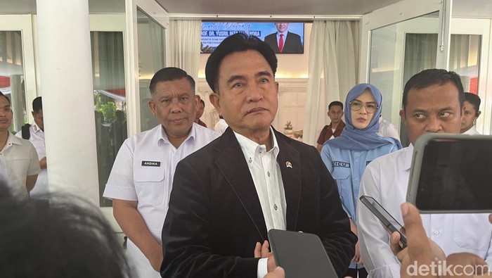 Menteri Koordinator (Menko) Hukum, HAM, Imigrasi, dan Pemasyarakatan, Yusril Ihza Mahendra saat di Rujab Gubernur Sulsel.