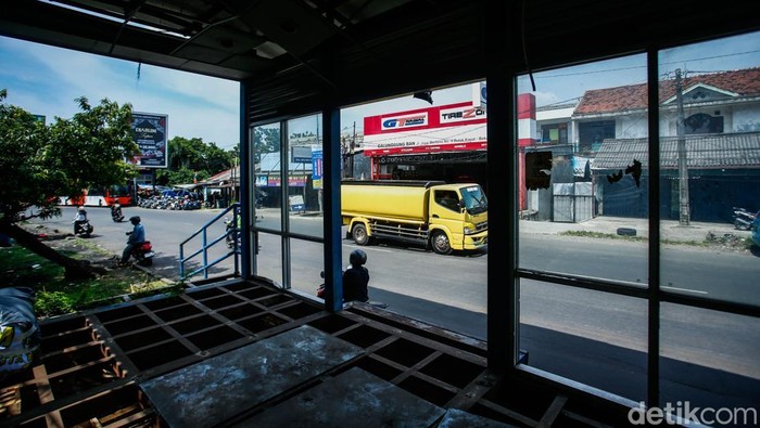 Miris, Halte di Bekasi Rusak Parah dan Tak Terawat Potret fasilitas publik di Kota Bekasi kembali menjadi sorotan. Sejumlah halte yang seharusnya menjadi tempat nyaman bagi warga menunggu angkutan umum, justru tampak memprihatinkan.