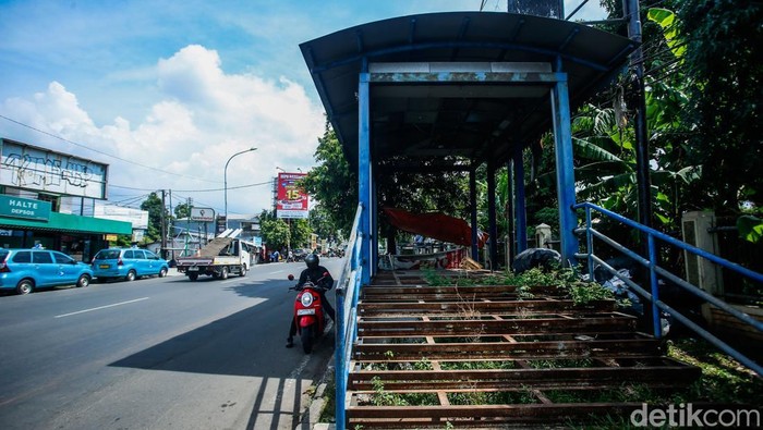 Miris, Halte di Bekasi Rusak Parah dan Tak Terawat Potret fasilitas publik di Kota Bekasi kembali menjadi sorotan. Sejumlah halte yang seharusnya menjadi tempat nyaman bagi warga menunggu angkutan umum, justru tampak memprihatinkan.