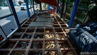 Kondisi ini kontras dengan pembangunan halte-halte modern yang baru saja dikerjakan Pemkot Bekasi.
