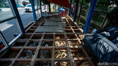 Miris, Halte di Bekasi Rusak Parah dan Tak Terawat